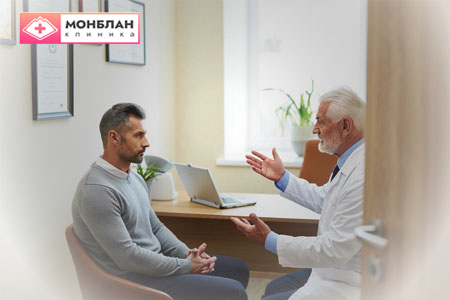 Врач беседует с пациентом перед ИКТ от алкоголизма